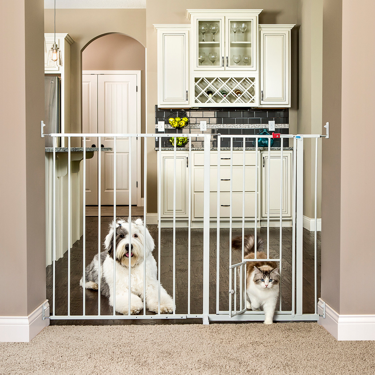 Carlson - Pet Gate Maxi Extra Tall Walk-Through med liten kjæledyrdør Hvit 130-150 x 97 cm - Hund - Utstyr - Refleks - Dyrekassen.no